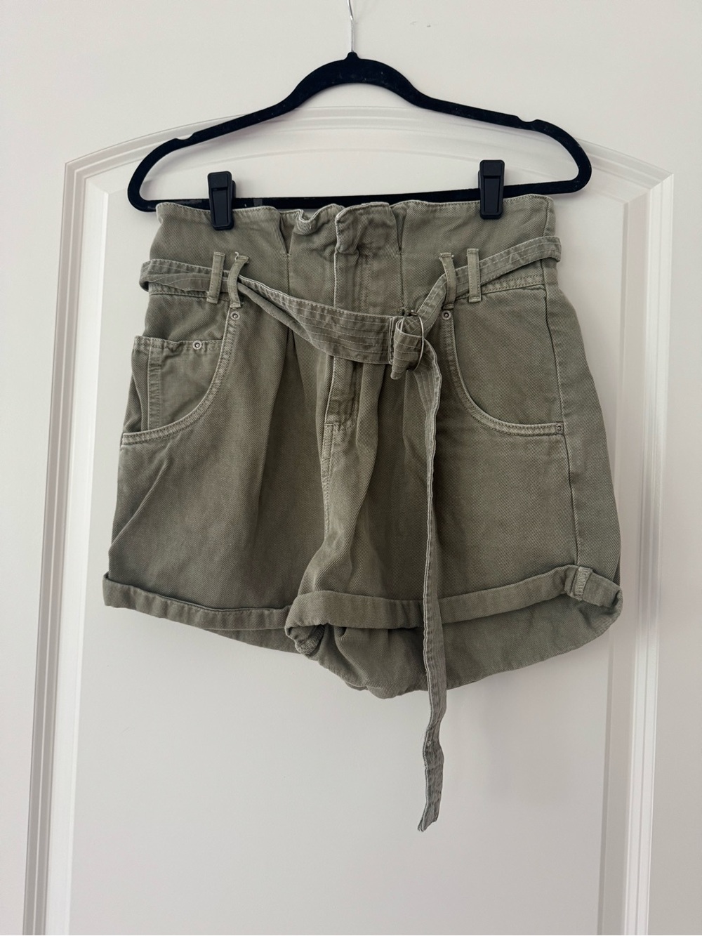 Zara High-Rise Paperbag Belted Shorts - Olive Green. Size 6